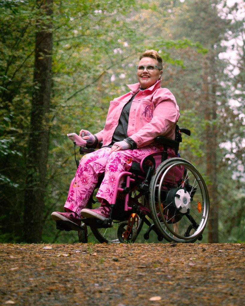 KoKoA puheenjohtaja Riikka metsäpolulla kuvattuna.
